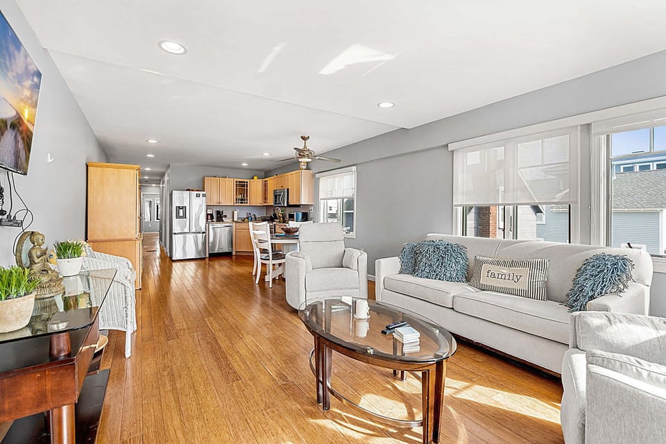 Spacious living area with smart TV, and Queen sleeper sofa. Clean linens provided!