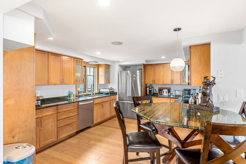 Bright, spacious and fully equipped kitchen, including dishwasher, with eat in counter for 4, with an additional dining space seating 6
