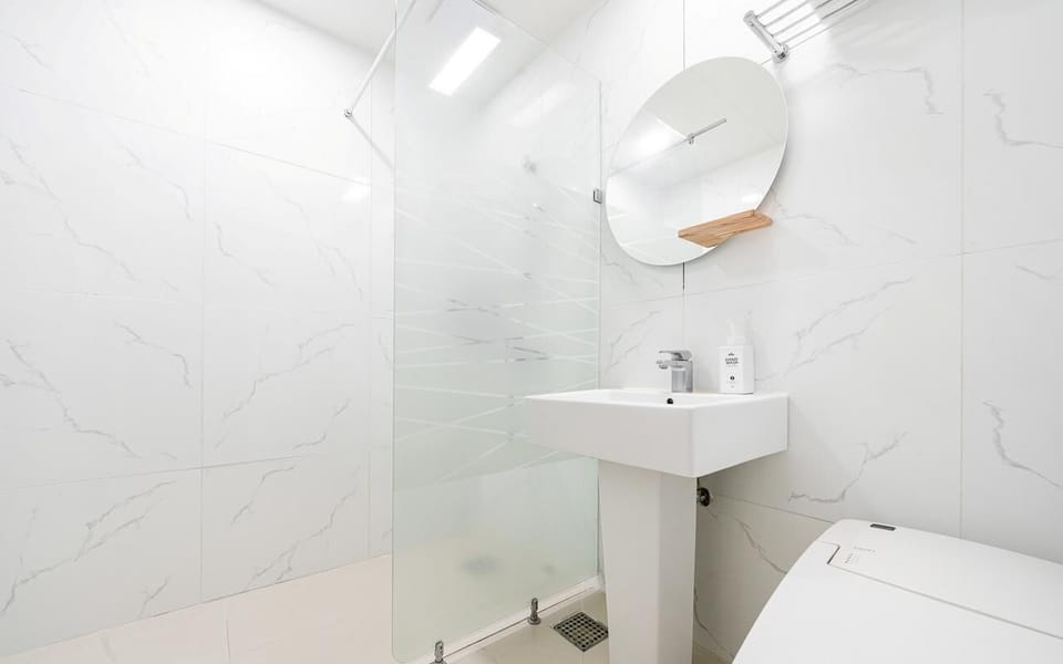 Premium Double Room | Bathroom | Shower, hair dryer, towels, shampoo