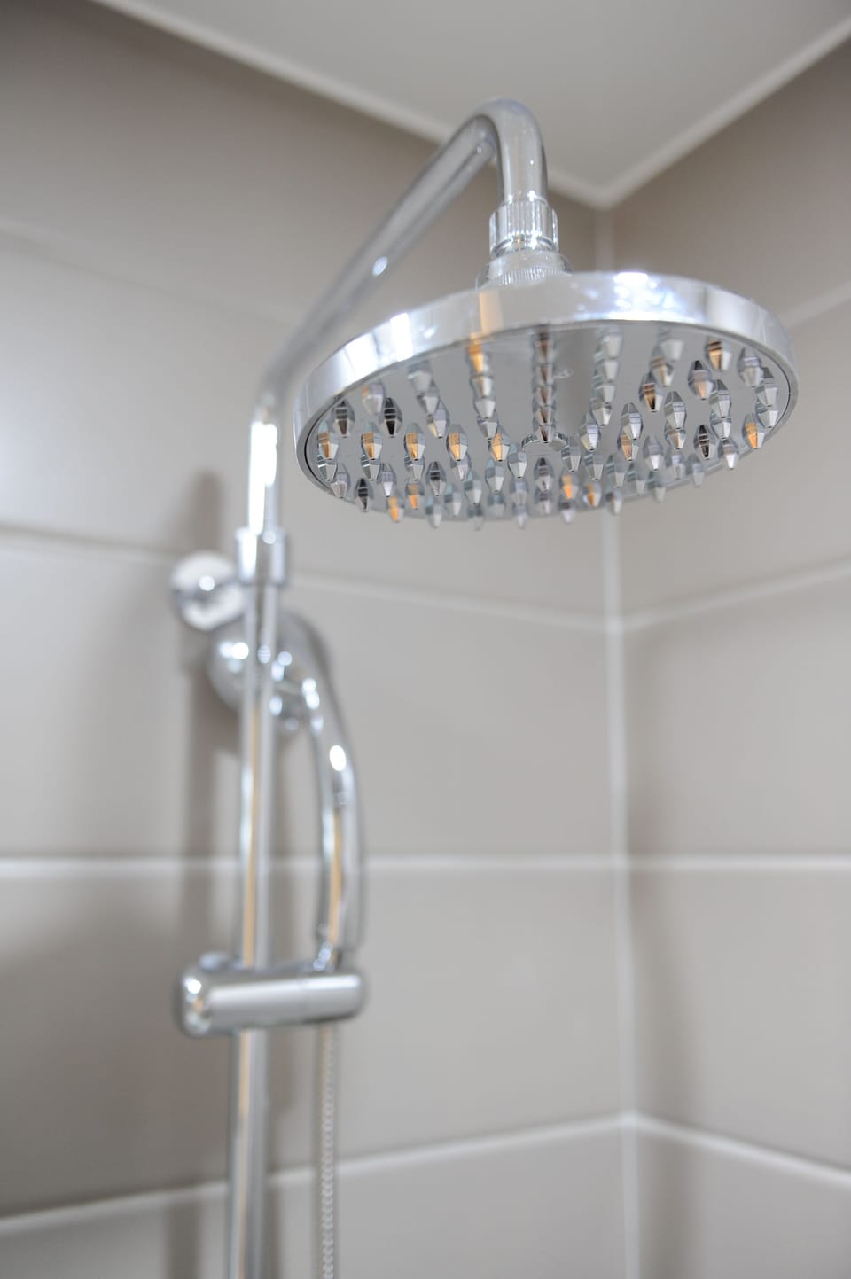 Shower, hair dryer, towels, shampoo
