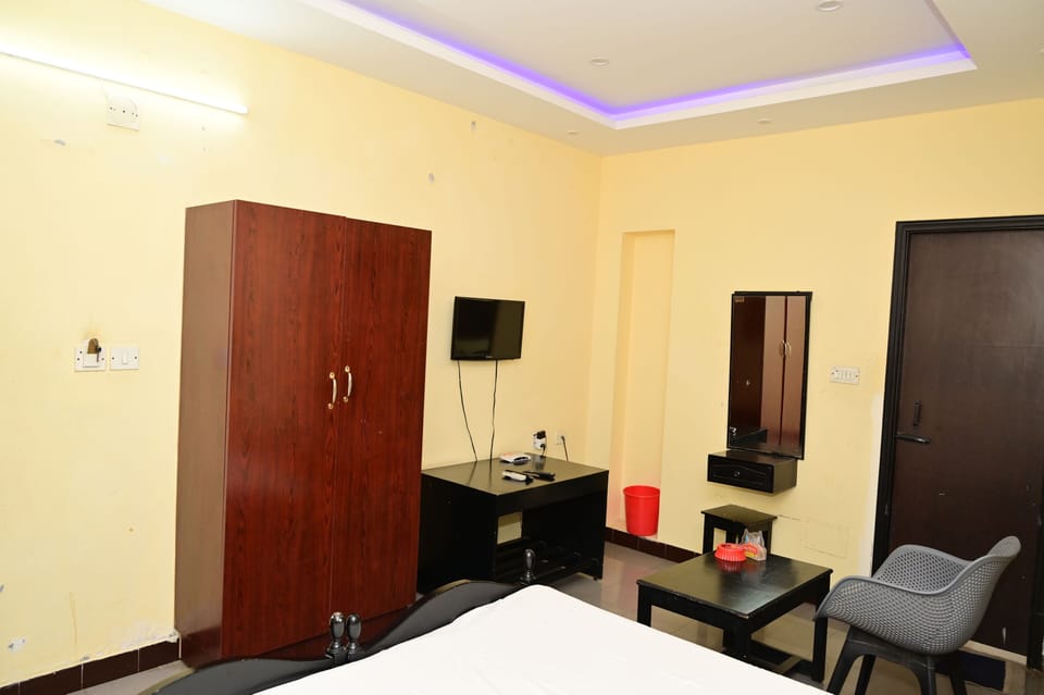 Deluxe Room | Hypo-allergenic bedding, desk, free WiFi, bed sheets