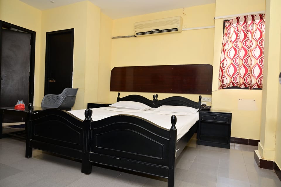 Deluxe Room | Hypo-allergenic bedding, desk, free WiFi, bed sheets