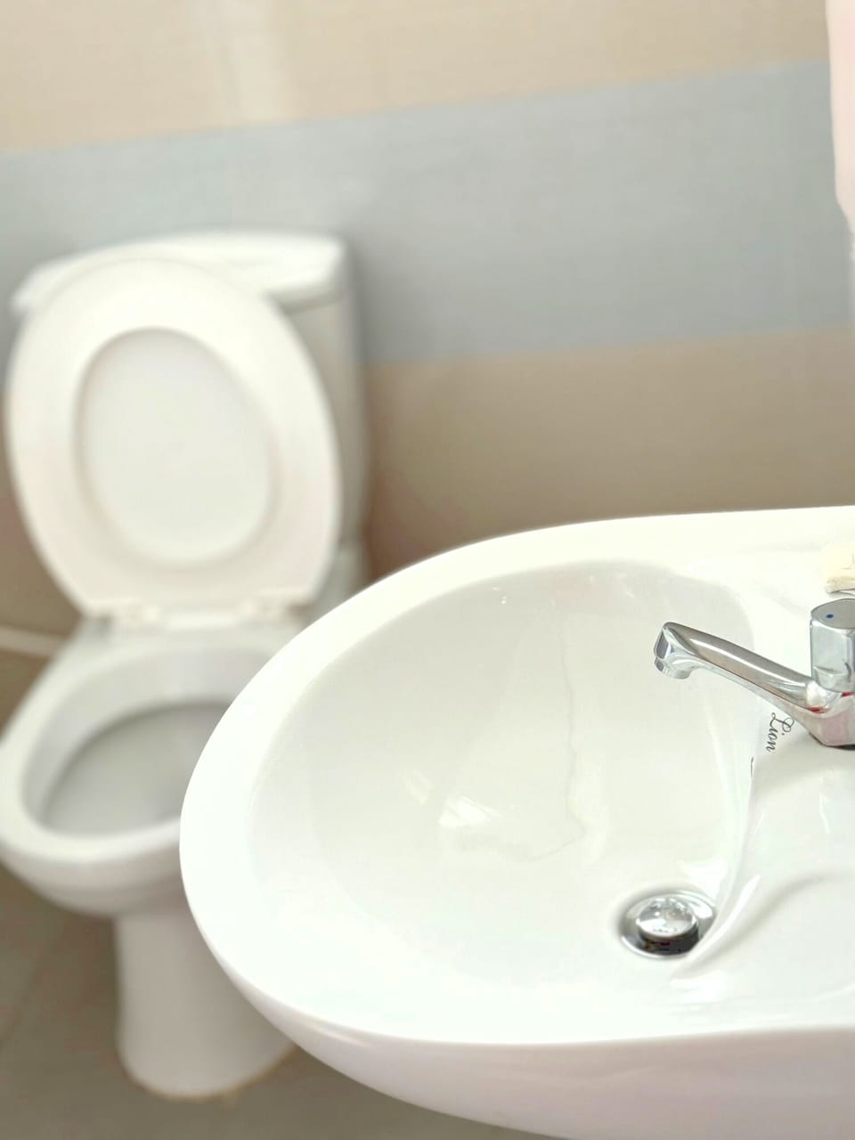 Deluxe Double Room, Private Bathroom | Bathroom | Shower, bidet, towels, soap