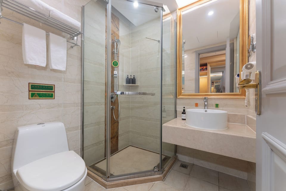 Business Twin Room | Bathroom | Shower, free toiletries, hair dryer, slippers