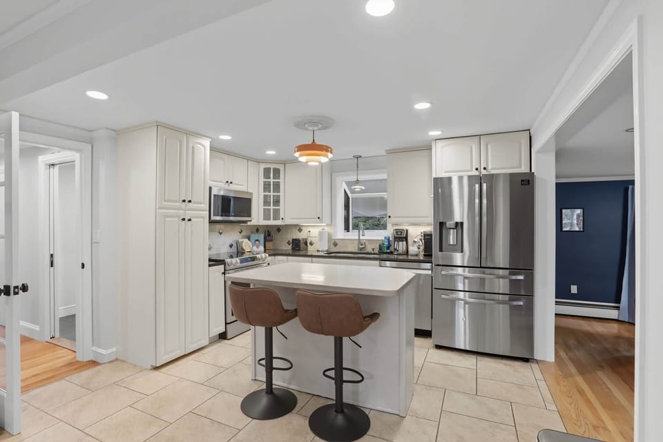 This kitchen isn’t just functional—it’s fabulous. Whether you’re mastering a five-course feast or just perfecting your toast game, it’s got you covered.