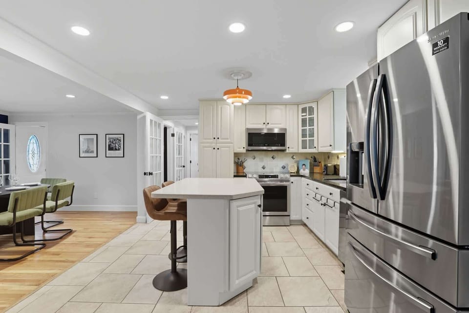 Sure, dining out is fun, but nothing beats your own vacation kitchen! Spacious, stylish, and fully equipped, it’s the perfect recipe for great meals (and even better company).