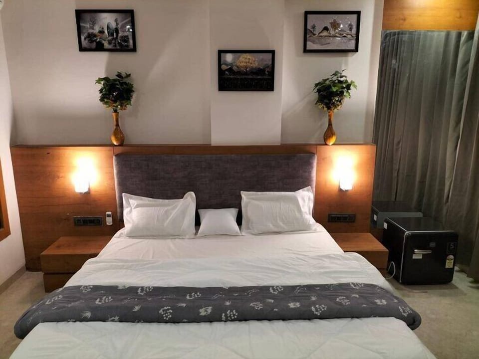 Classic Suite, Balcony | Iron/ironing board (on request), WiFi (free)