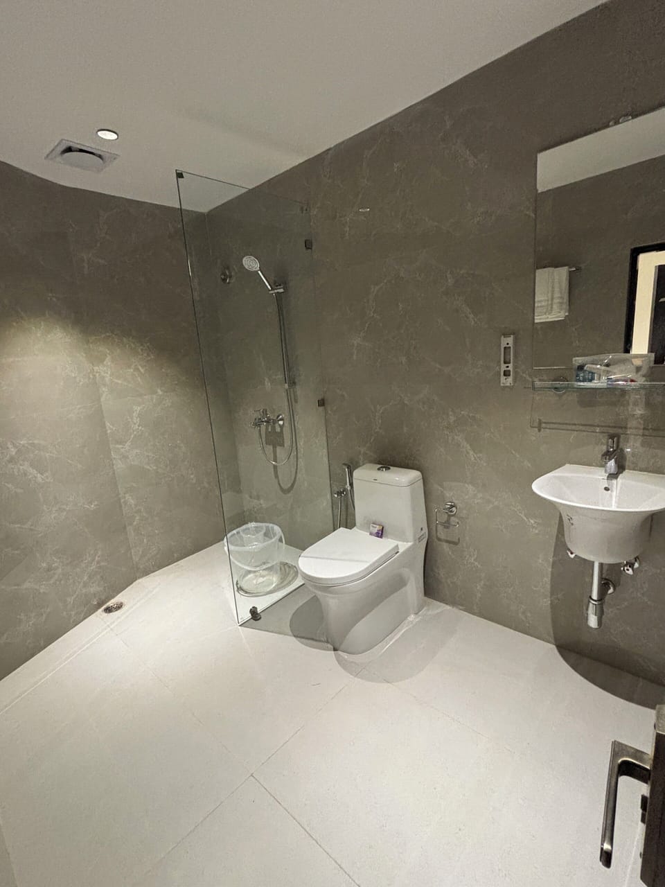 Luxury Suite | Bathroom | Shower, hair dryer, slippers, towels