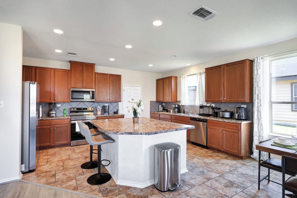 Fully equipped kitchen with high quality granite countertops.