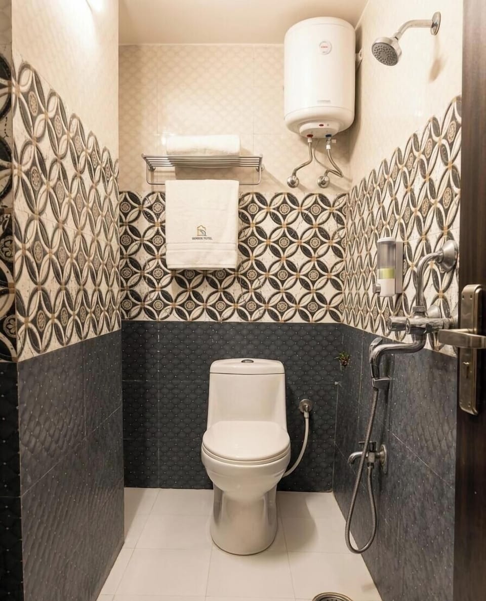 Superior Double Room | Bathroom | Shower, free toiletries, slippers, towels