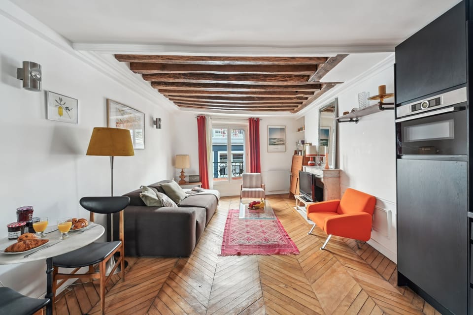 City Apartment, 1 Double Bed, Non Smoking, City View | Living area | 40-inch flat-screen TV with satellite channels