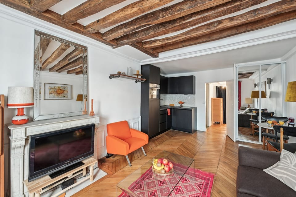 City Apartment, 1 Double Bed, Non Smoking, City View | Living area | 40-inch flat-screen TV with satellite channels