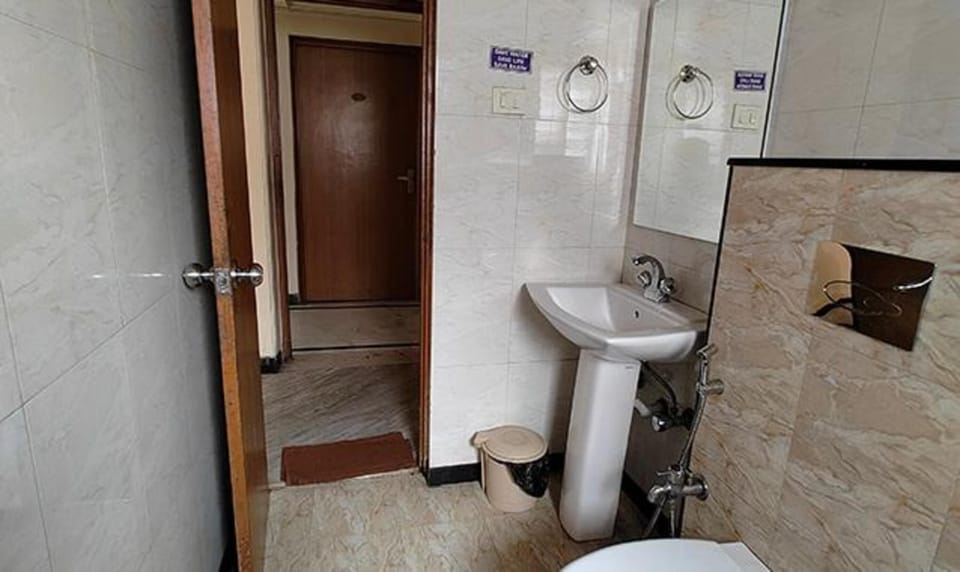 Shower, rainfall showerhead, free toiletries, towels