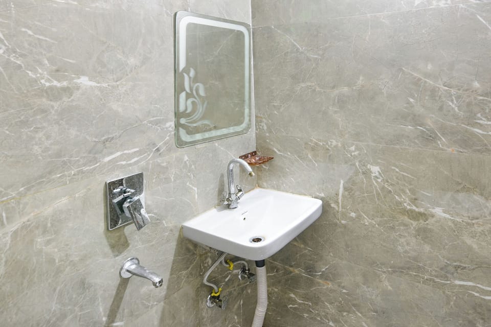 Shower, rainfall showerhead, free toiletries, towels