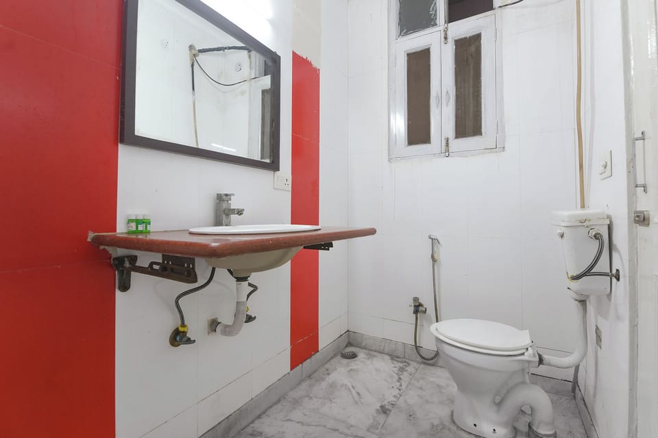 Shower, rainfall showerhead, free toiletries, towels
