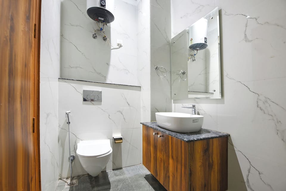 Shower, rainfall showerhead, free toiletries, towels