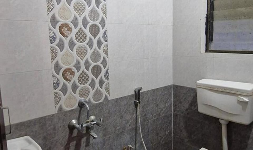 Shower, rainfall showerhead, free toiletries, towels