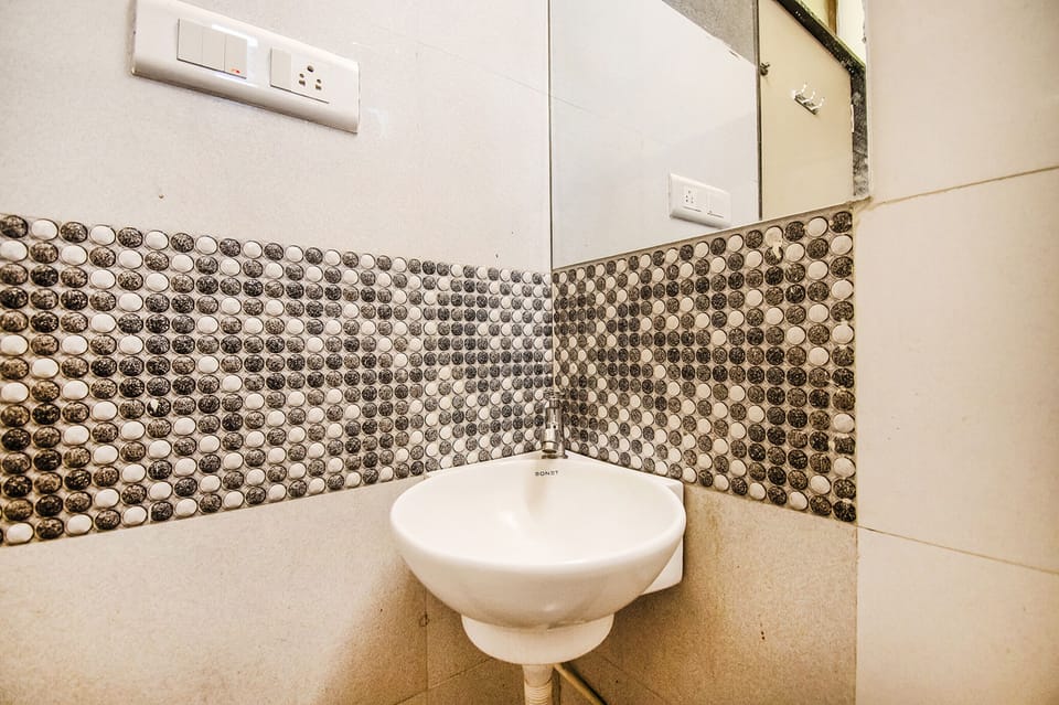 Deluxe Room | Bathroom | Shower, rainfall showerhead, free toiletries, towels