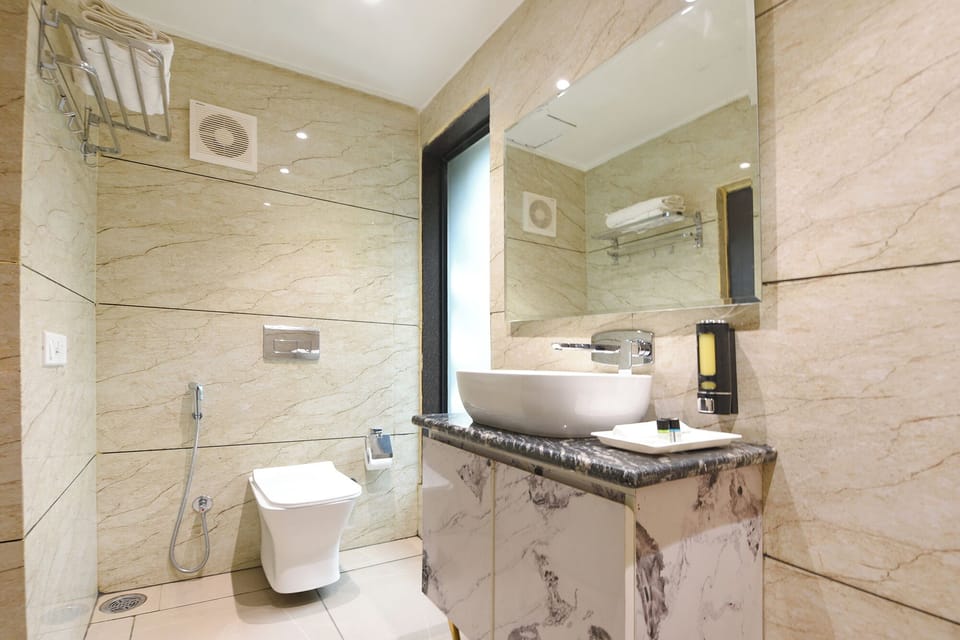 Deluxe Room | Bathroom | Shower, rainfall showerhead, free toiletries, towels