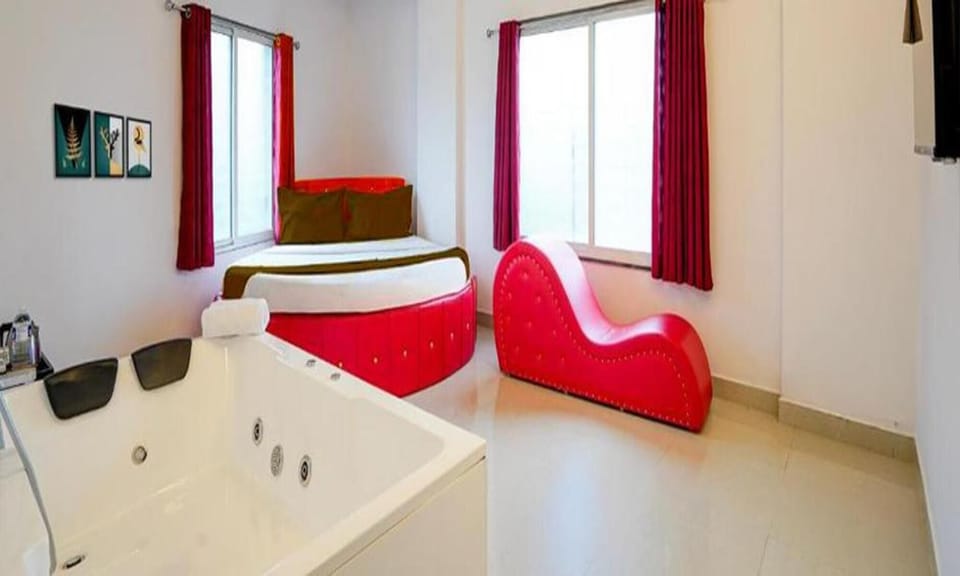 Egyptian cotton sheets, premium bedding, in-room safe, free WiFi