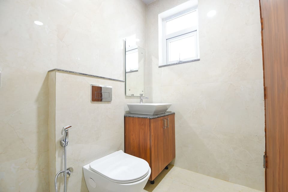 Shower, rainfall showerhead, free toiletries, towels