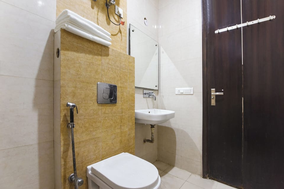 Shower, rainfall showerhead, free toiletries, towels