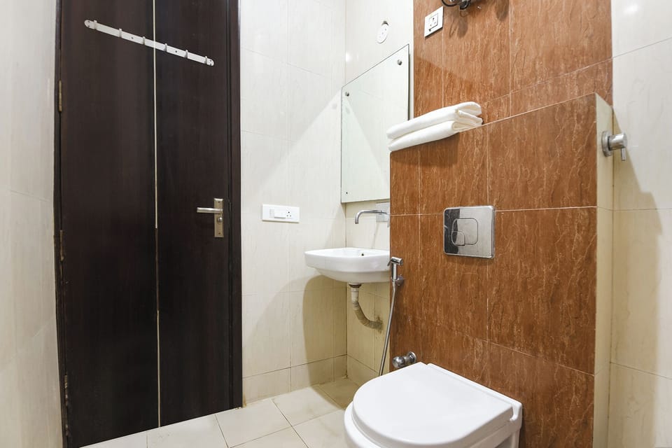 Shower, rainfall showerhead, free toiletries, towels