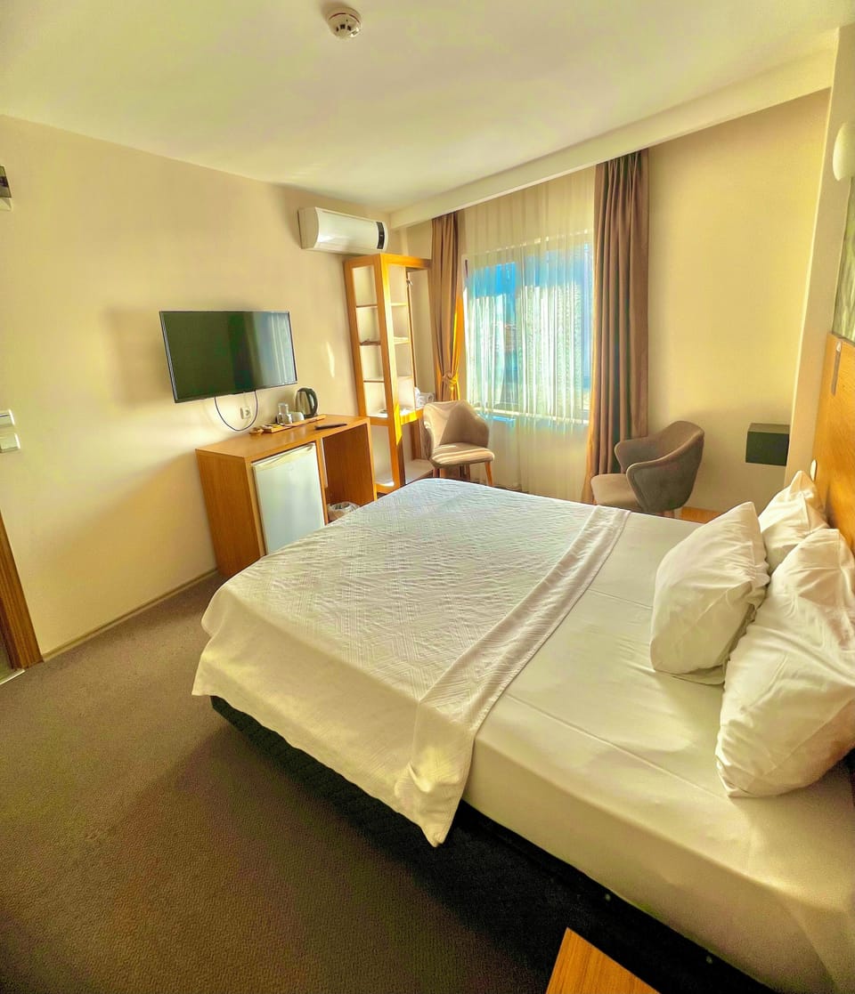 Comfort Studio Suite, City View | Desk, laptop workspace, free WiFi
