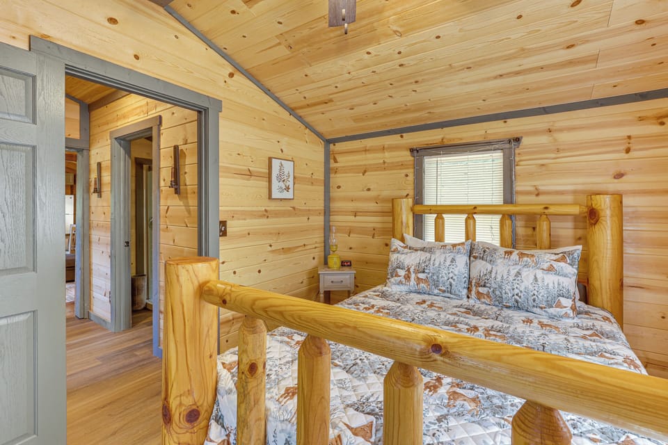 Charming Couples Cabin on 40 Acres in Zanesville Cottage in Ohio