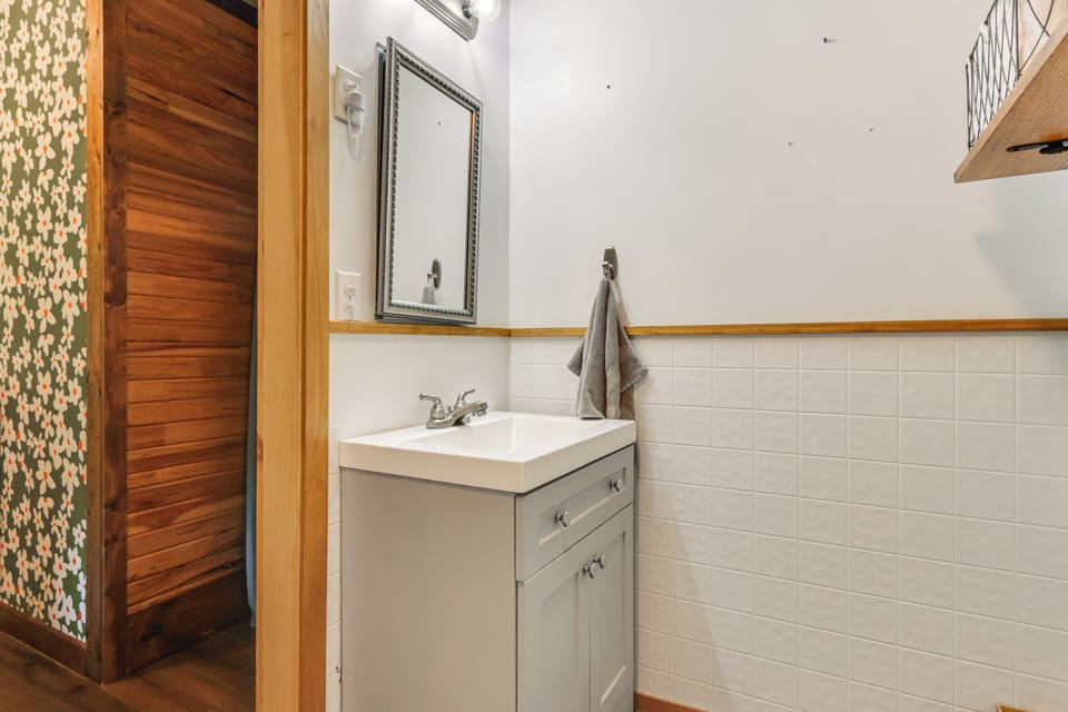 10 Mins to Blackwater Falls: Mtn Home w/ Hot Tub Cottage in Shenandoah Valley