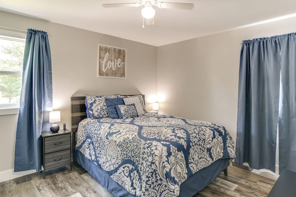 4 Mi to Big Creek State Park: Spacious Family Home Cottage in Iowa