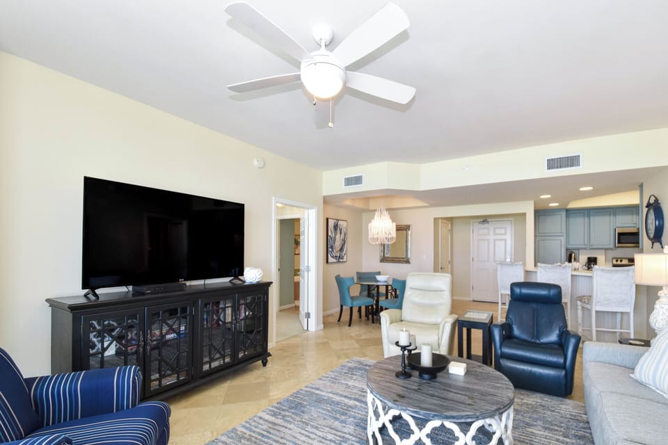 Silver Beach Towers E502 - Living Area with Flat Screen TV