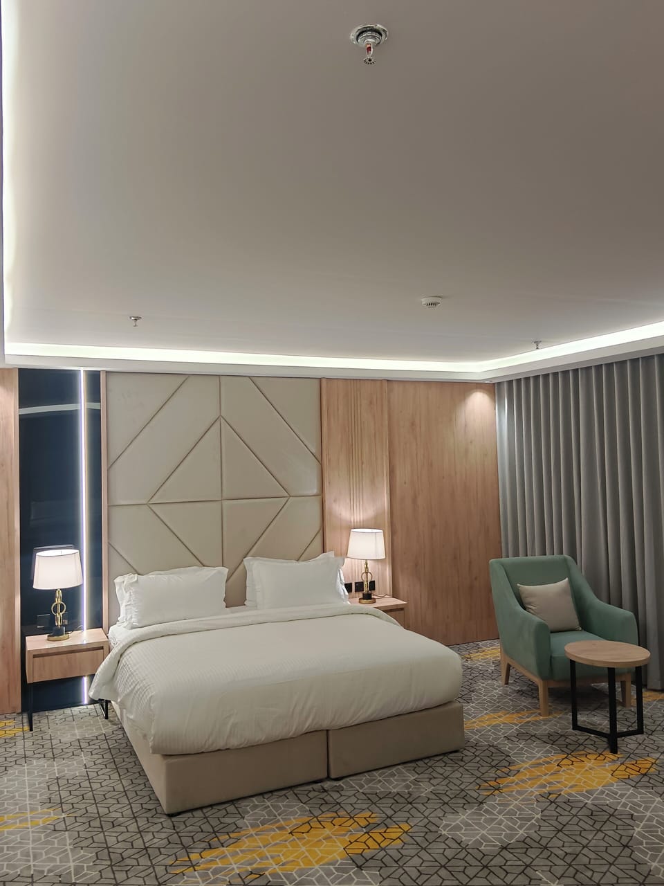 Premium bedding, in-room safe, laptop workspace, blackout drapes