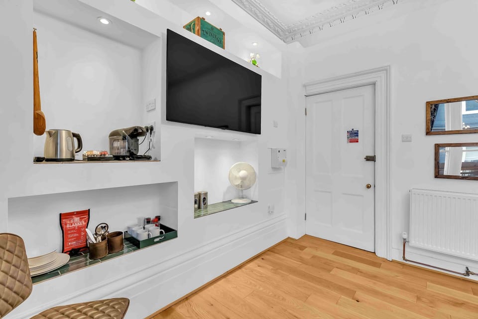 Open Plan Bedroom / living area 