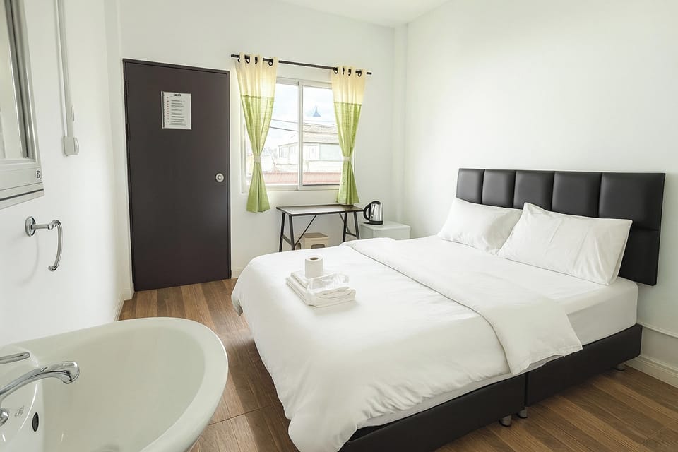 Double Room, Private Bathroom | Desk, free WiFi