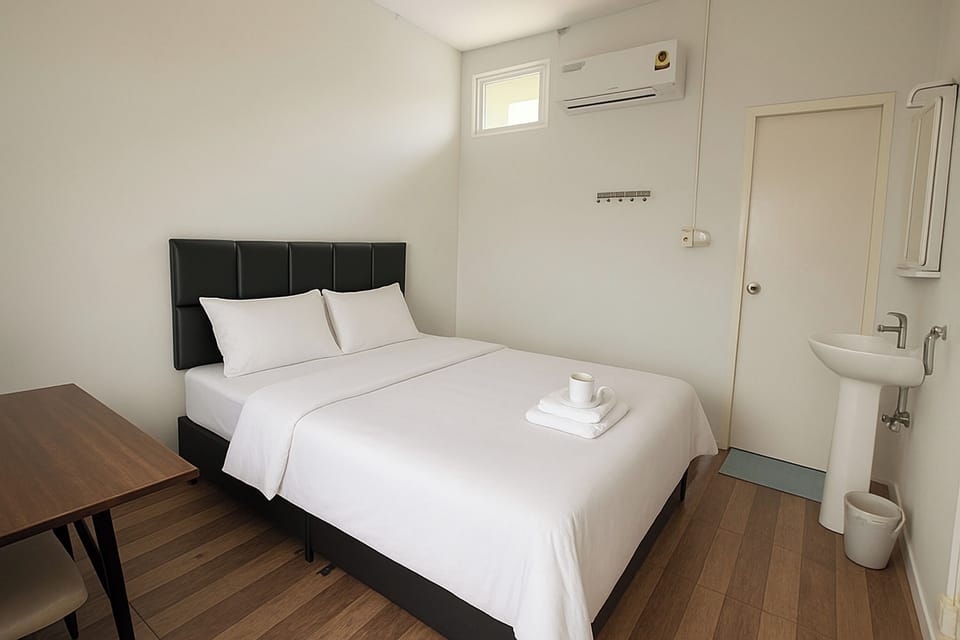 Double Room, Private Bathroom | Desk, free WiFi