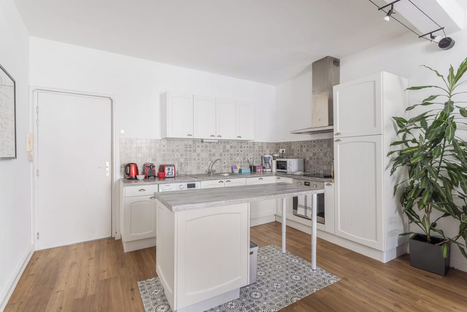 Apartment, Patio, City View | Private kitchen | Electric kettle, toaster