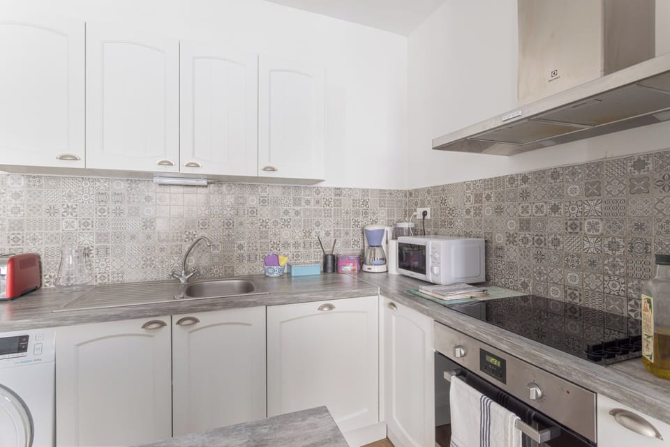 Apartment, Patio, City View | Private kitchen | Electric kettle, toaster