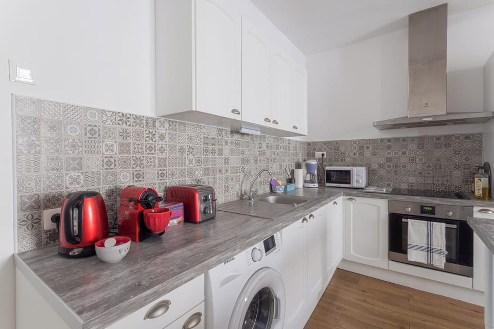 Apartment, Patio, City View | Private kitchen | Electric kettle, toaster