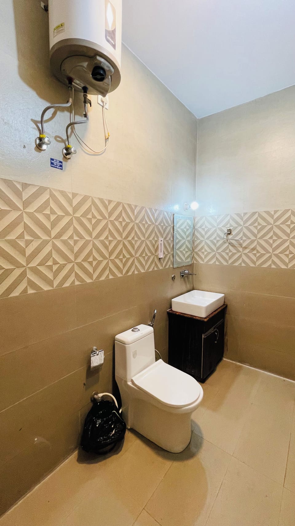 Shower, rainfall showerhead, free toiletries, towels