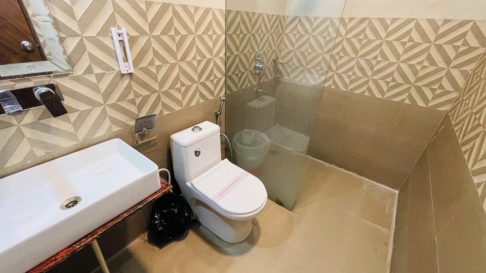 Shower, rainfall showerhead, free toiletries, towels