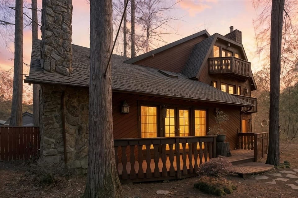 Charming Cabin Retreat: Enjoy forest views from the deck while surrounded by majestic trees!