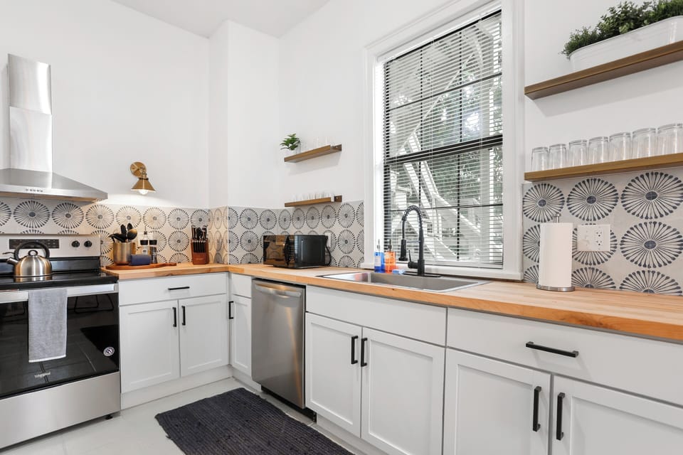 Fully equipped with new electric appliances and a playful modern design.