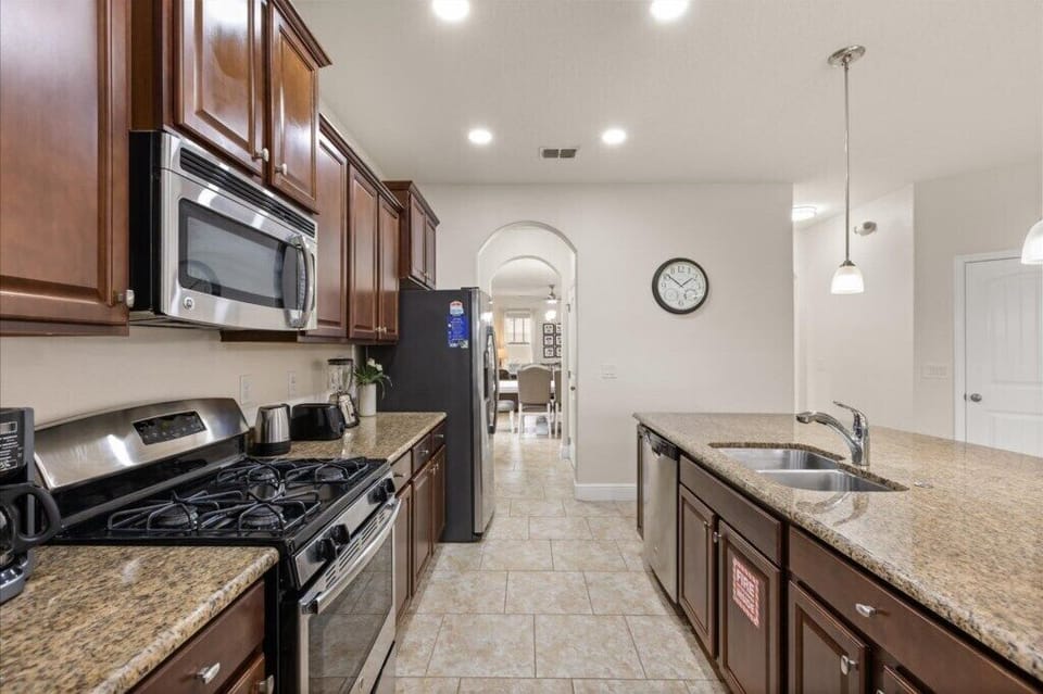 4123 Oaktree Drive (10).jpg