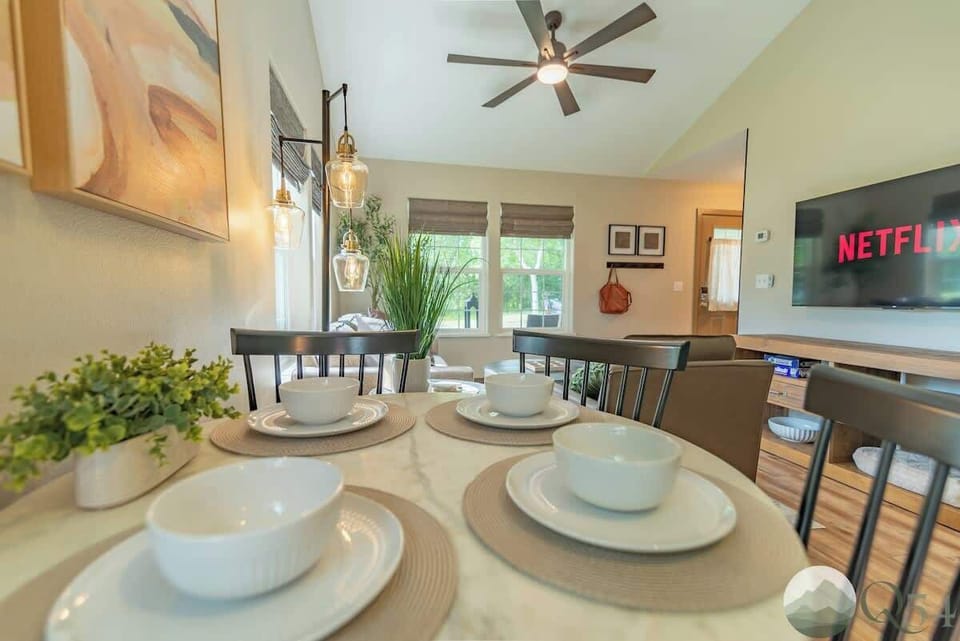 Enjoy a cozy meal at the elegant dining table, perfect for intimate dinners or casual brunches with friends. With a view of the bright, airy living room, this space makes relaxing and connecting easy.