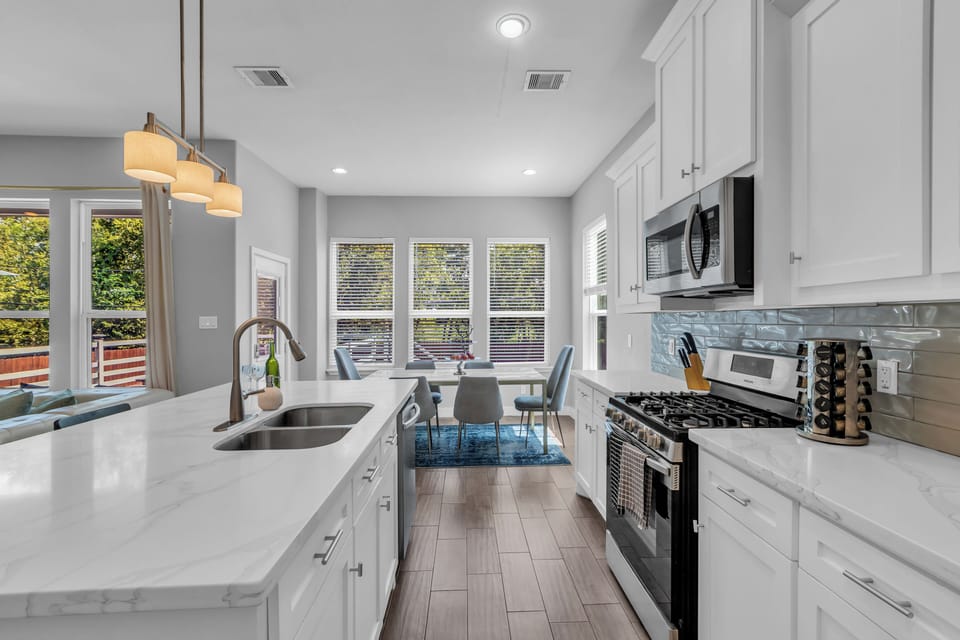 Island (2) + table (6) + fully stocked kitchen—just ask if you need anyting else