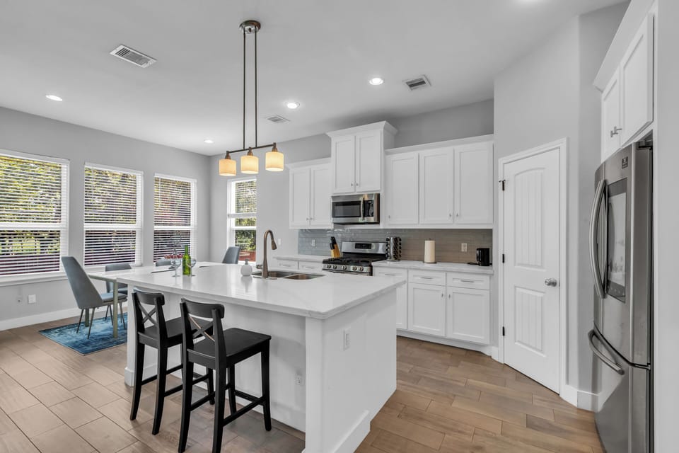 Kitchen island seats 2 + dining table seats 6 with great view of the park!
