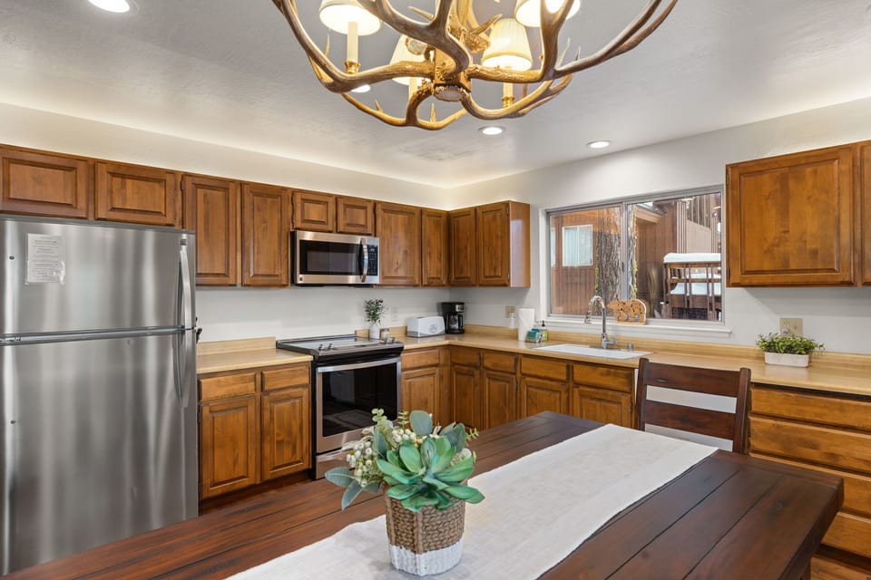 Dining & Kitchen Area