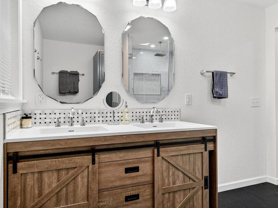 Double sinks and mirrors make on-the-go mornings easier