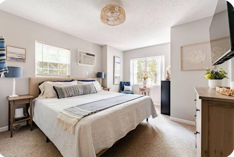 Main bedroom- king bed, smart tv